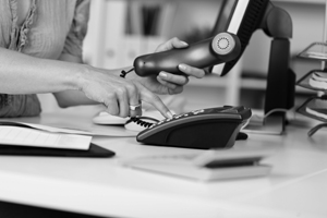 Hand an einem Telefonapparat